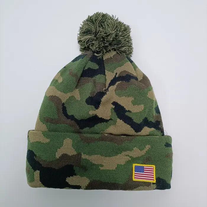 Chapeau en laine tricoté avec badge brodé pompon camouflage vert militaire