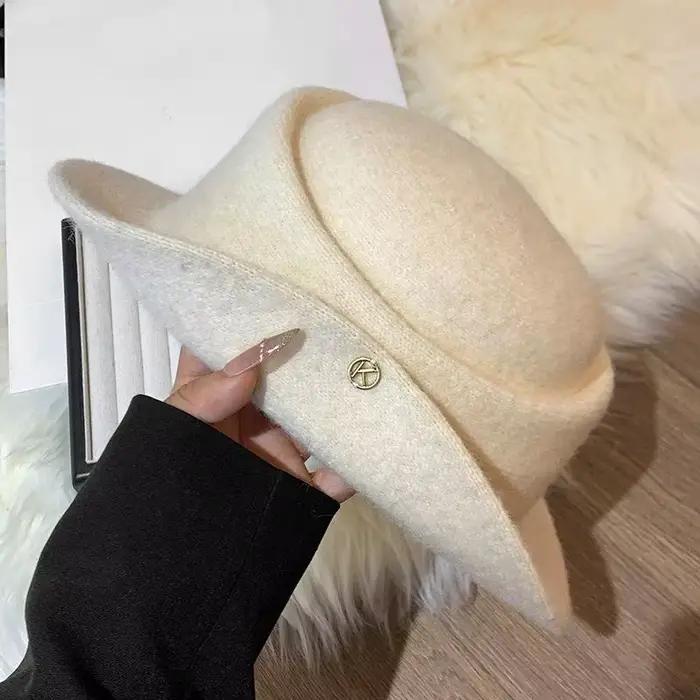Libérez votre esprit Hepburn! Chapeau en laine noir à bord roulé, un choix intemporel et élégant pou