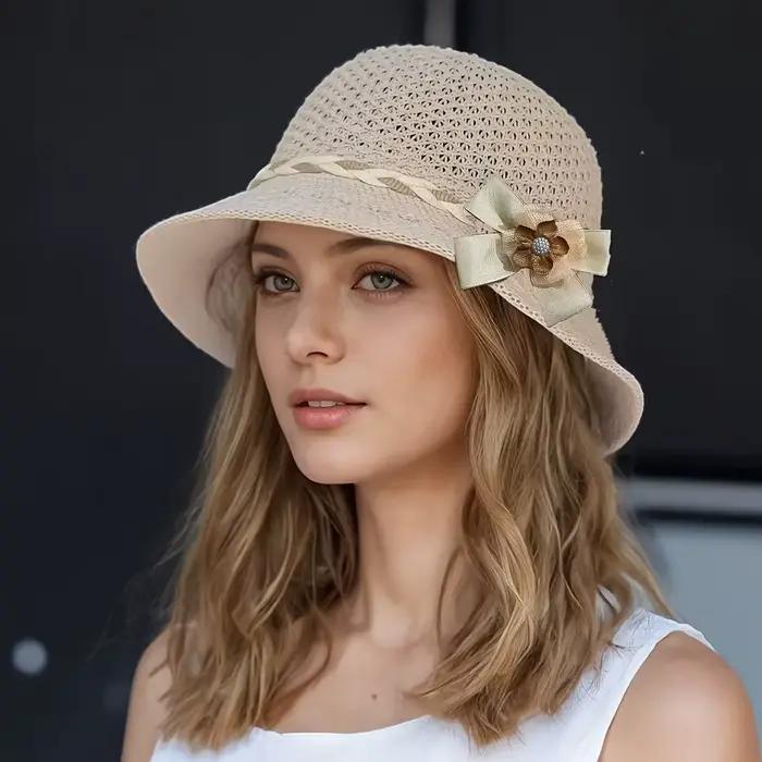 Un élégant chapeau de paille à motifs floraux pour femme