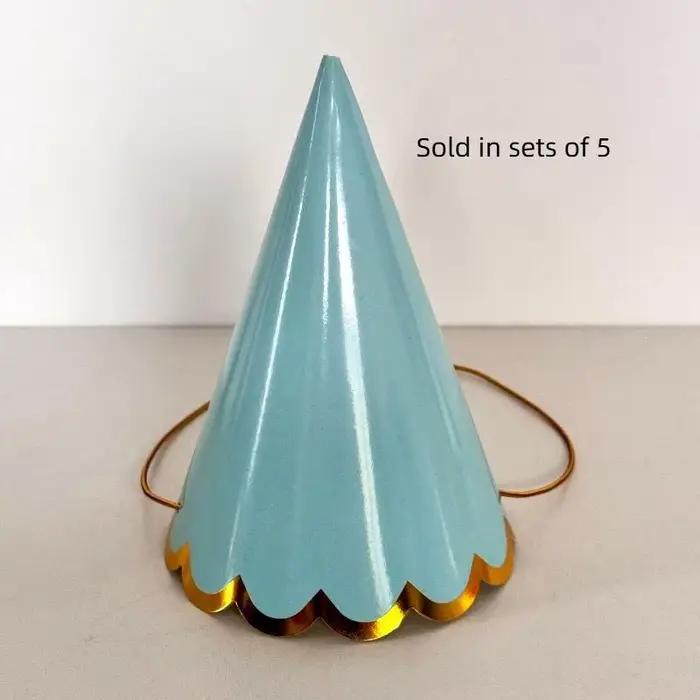 Chapeaux de fête pastel avec bordure festonnée dorée, couleurs assorties, parfaits pour les annivers