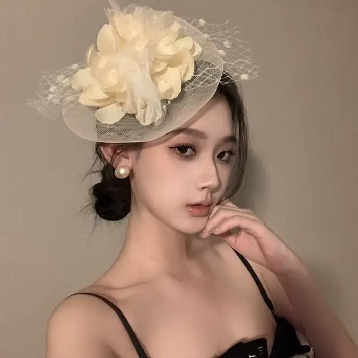 Chapeau fascinateur à fleurs et plumes assorti à tout, épingle à cheveux, voile exquis, couvre-chef 