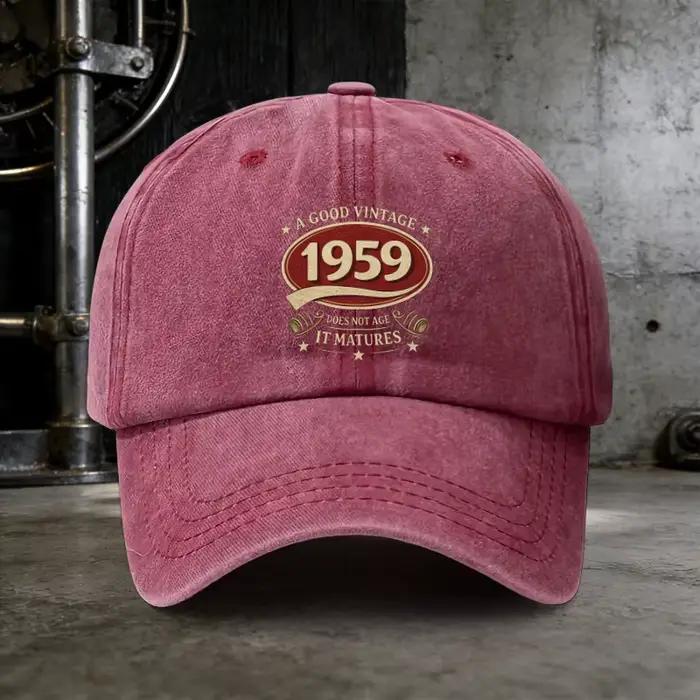 Une casquette effet délavé, ornée de la phrase « A GOOD VINTAGE 1959 DOES NOT AGE IT MATURES », est 