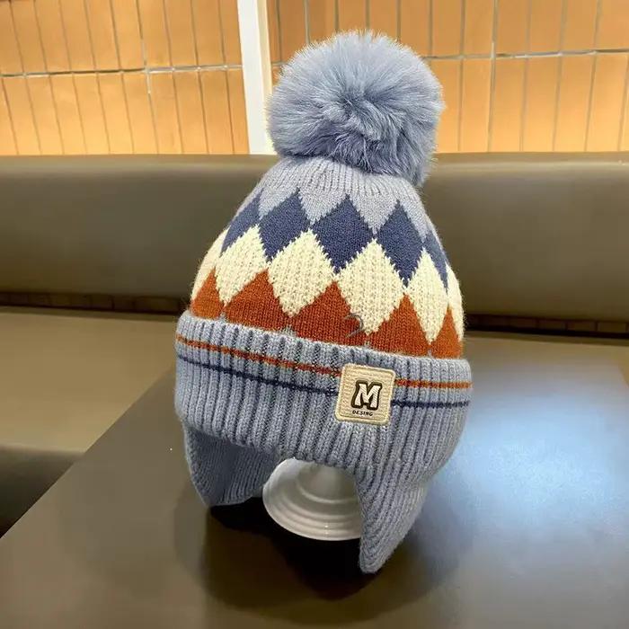 Nouveaux enfants tricoté chapeau chaud hiver chapeau avec peluche Pom cache-oreilles enfants coupe-v