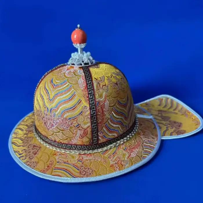 Chapeau mongol à pointe doré