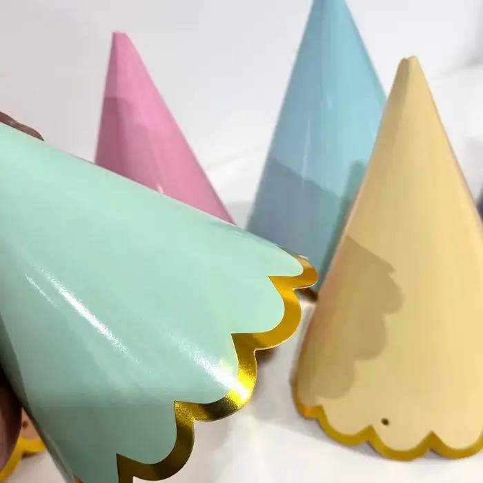 Chapeaux de fête pastel avec bordure festonnée dorée
