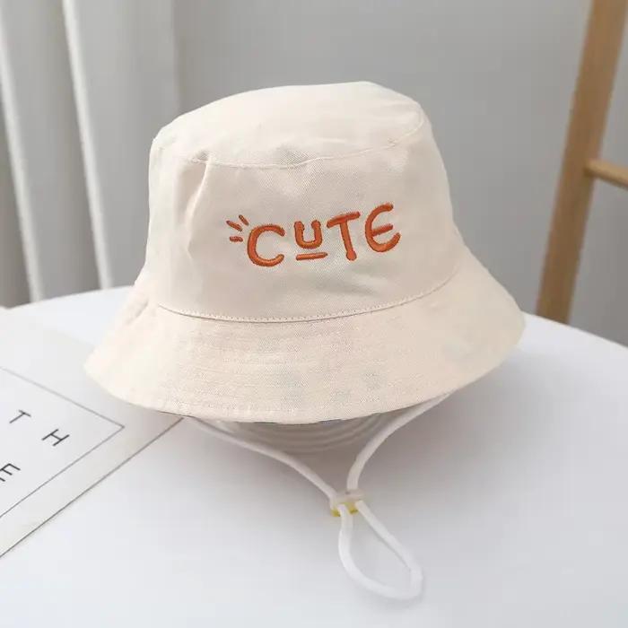 Chapeau double face brodé pour bébé