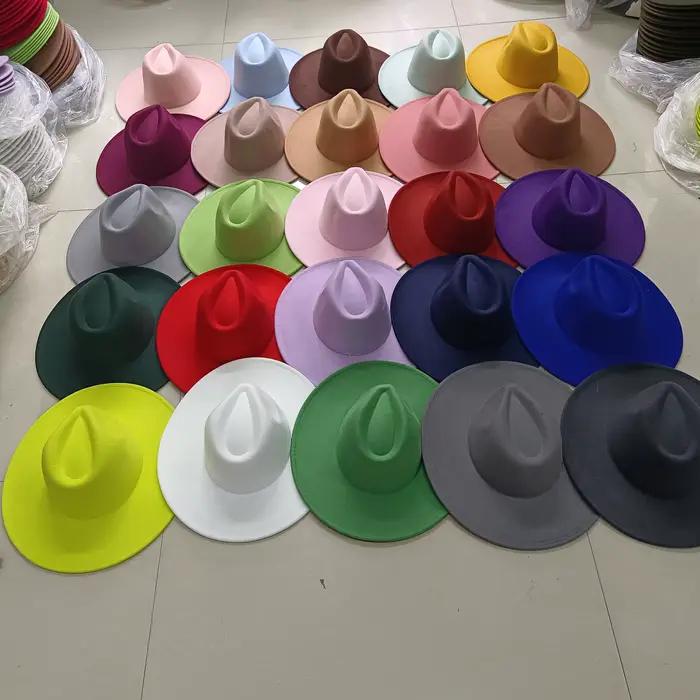Chapeau Fedora jaune tendance avec chaîne colorée