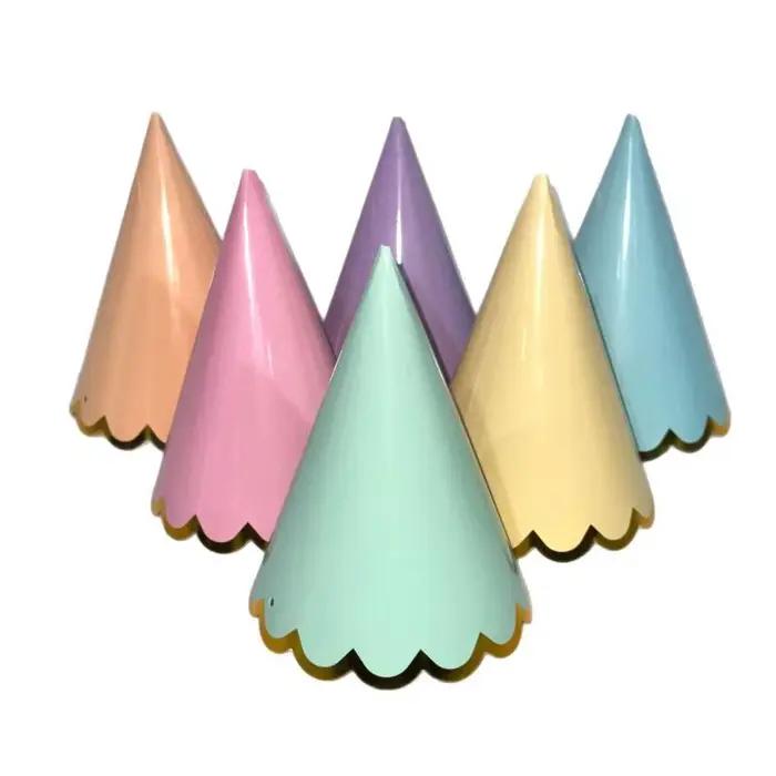 Chapeaux de fête pastel avec bordure festonnée dorée