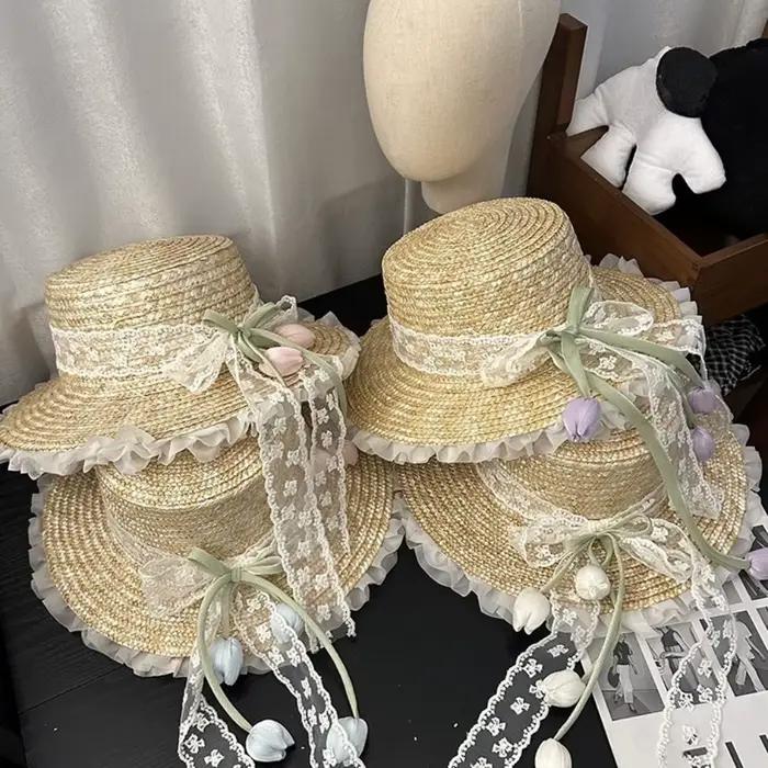 Chapeau de paille à large bord avec nœud en dentelle et fleur