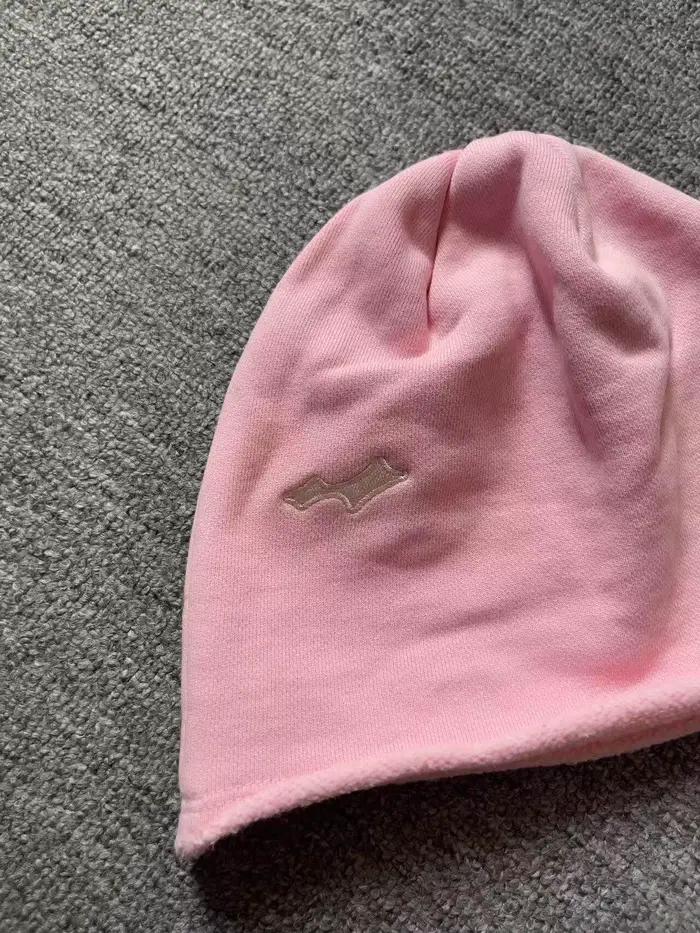 Bonnet tricoté à franges de couleur bonbon
