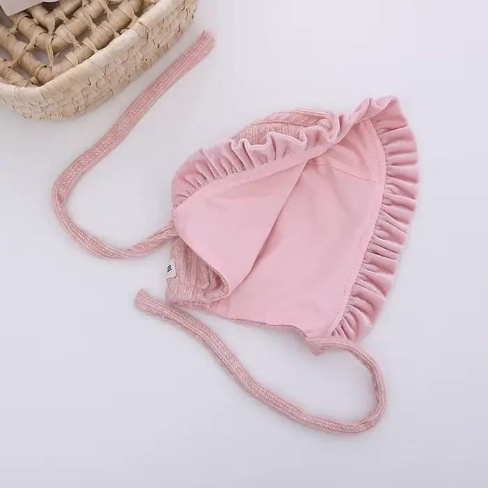 Bonnet en dentelle pour bébé fille
