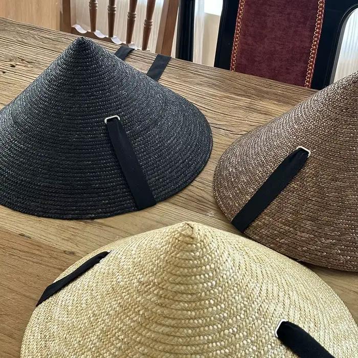 Chapeau de paille conique tendance pour les vacances