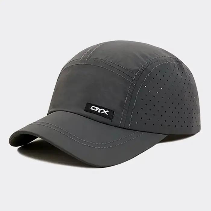 Une casquette à bord court pour hommes