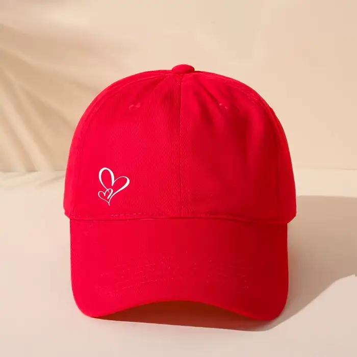 Casquette de baseball mignonne motif cœurs beige unisexe ajustable protection solaire toutes saisons voyage style urbain浪漫与实用并存的棒球帽：白色心形图案，米色背景，男女通用，易于调节，四季皆宜，防晒出行必备时尚单品