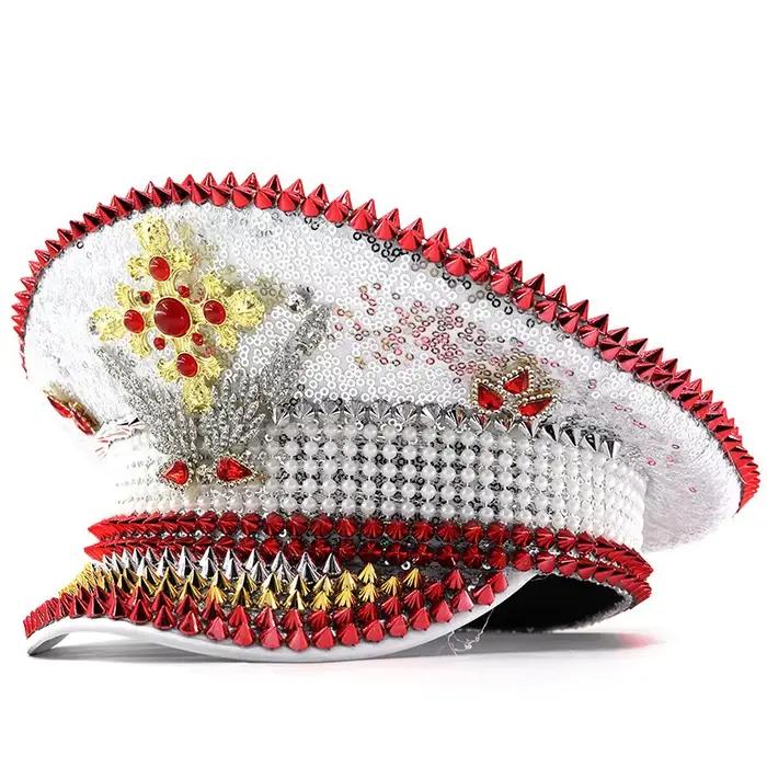 Chapeau de capitaine rouge fait à la main pour femmes et hommes, accessoire de fête et mascarade élégant et confortable