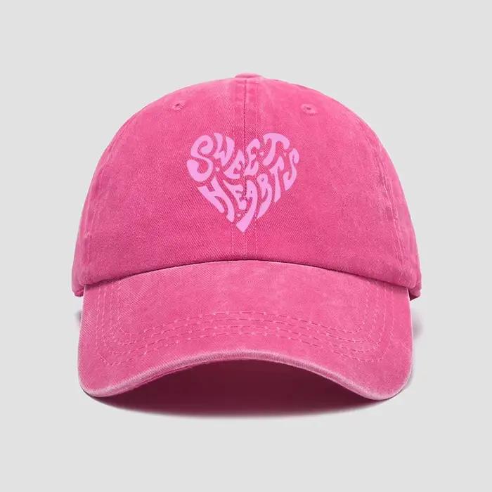 Casquette de baseball rose avec lettres imprimées en forme de cœur