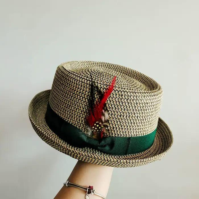 Chapeau Pork Pie vintage en paille avec plume