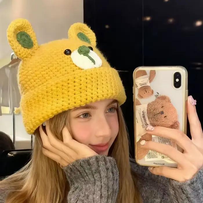Chapeau d'ours tricoté en fil avec oreilles 3D