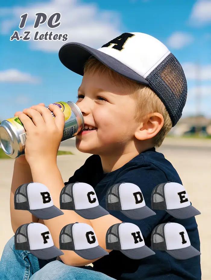 1 chapeau gris avec motif de 26 lettres