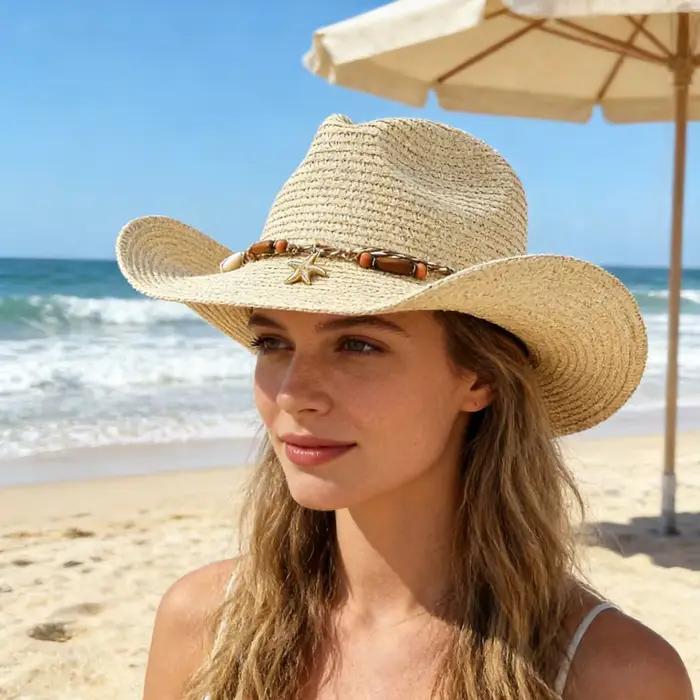 Chapeau de cowboy en paille style bohème avec décorations étoiles de mer et coquillages