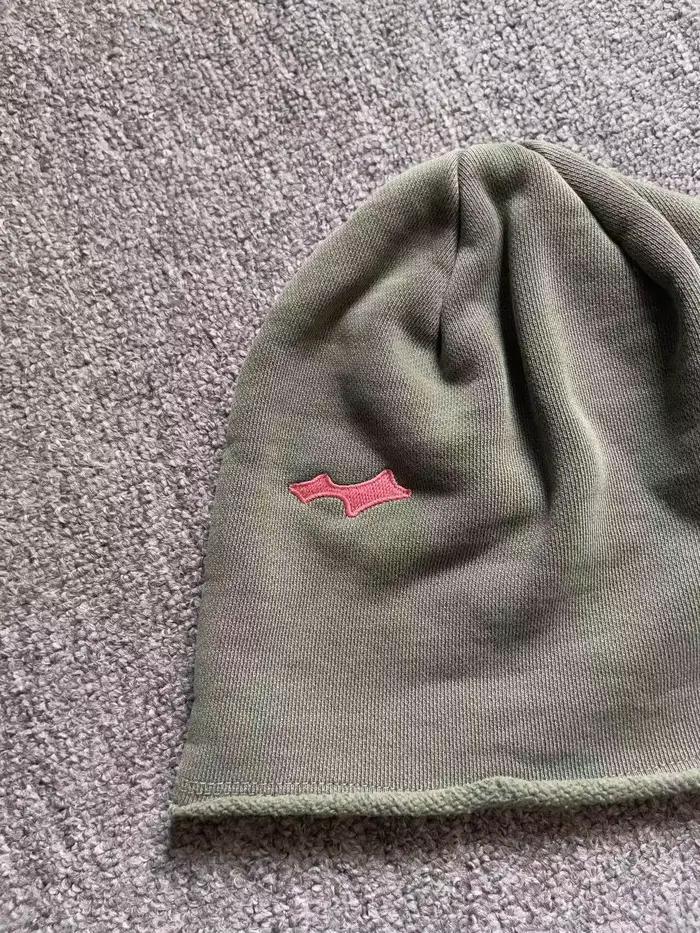 Bonnet tricoté à franges de couleur bonbon