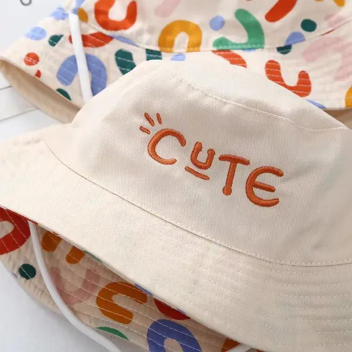 Chapeau double face brodé pour bébé