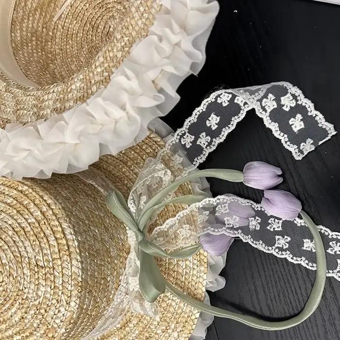 Chapeau de paille à large bord avec nœud en dentelle