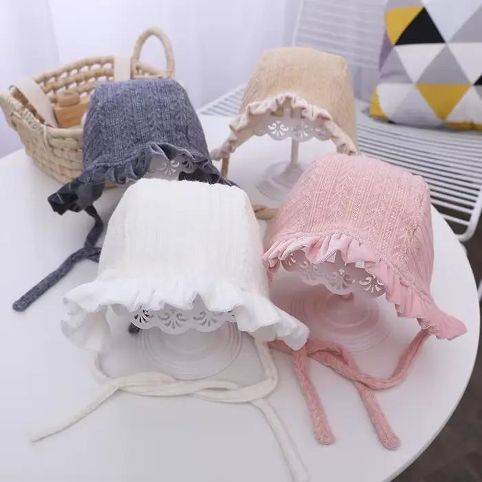Bonnet en dentelle pour bébé fille