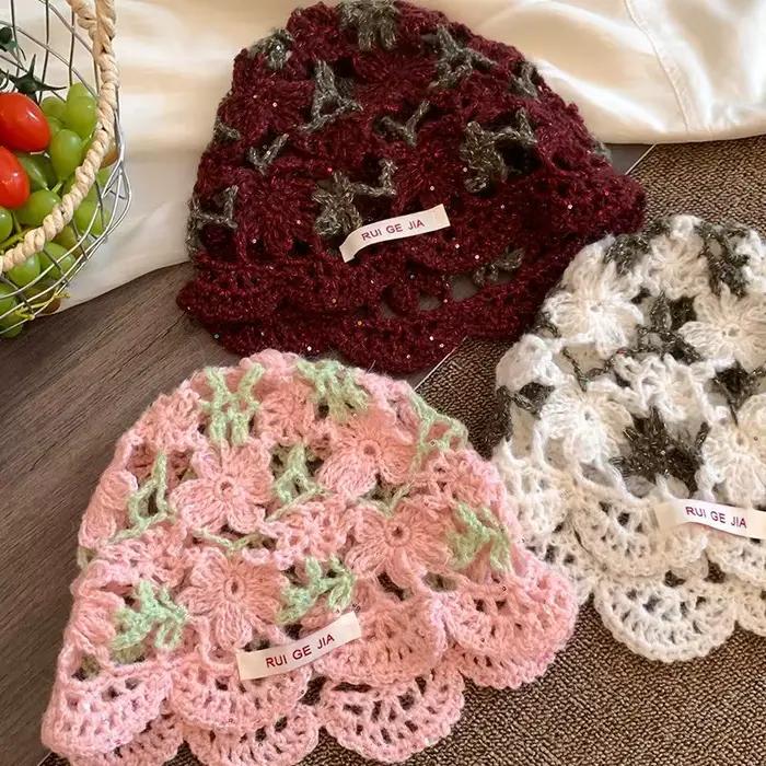 Bonnet en crochet ajouré à fleurs tendance