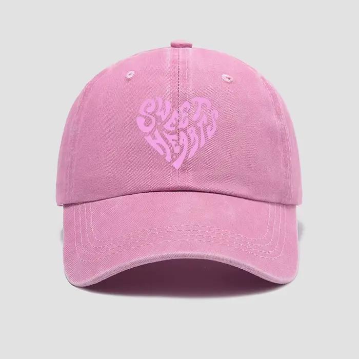 Casquette de baseball rose avec lettres imprimées en forme de cœur