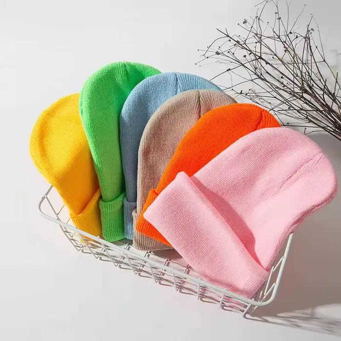 Chapeau tricoté au Design brodé personnalisé