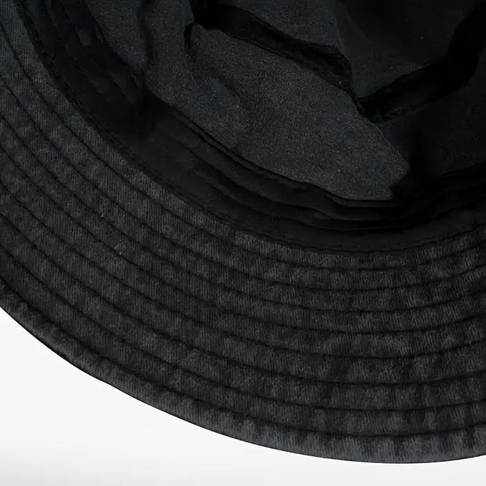 Un élégant chapeau de pêcheur unisexe avec un imprimé 1981