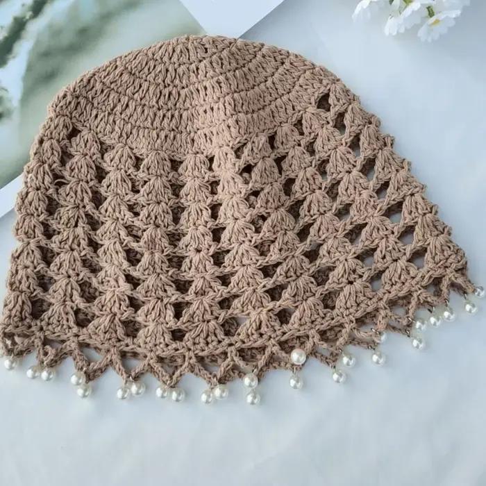 Chapeau en crochet ajouré mignon et élégant avec perles et pompons