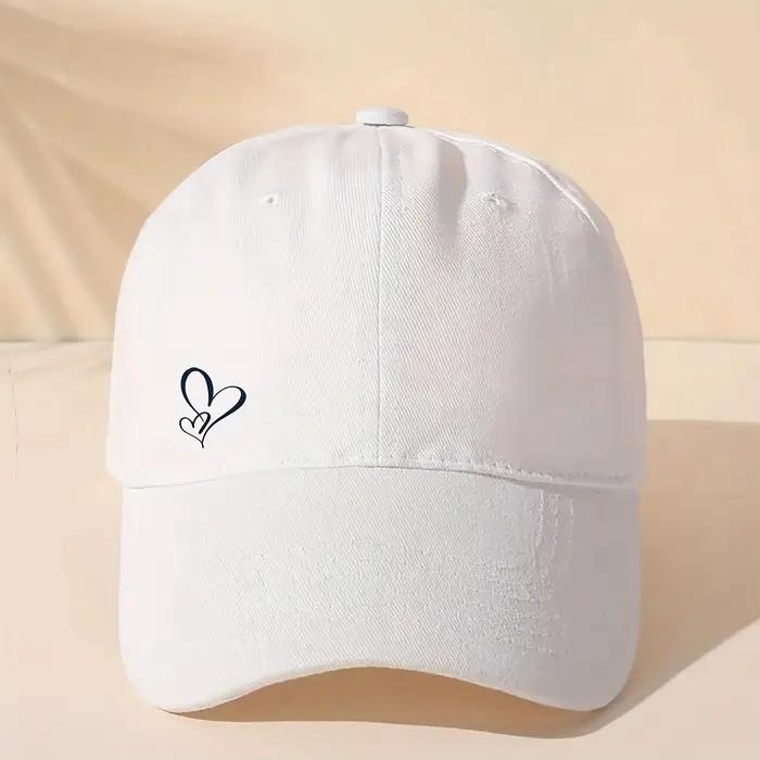 Casquette de baseball mignonne motif cœurs beige unisexe ajustable protection solaire toutes saisons voyage style urbain浪漫与实用并存的棒球帽：白色心形图案，米色背景，男女通用，易于调节，四季皆宜，防晒出行必备时尚单品