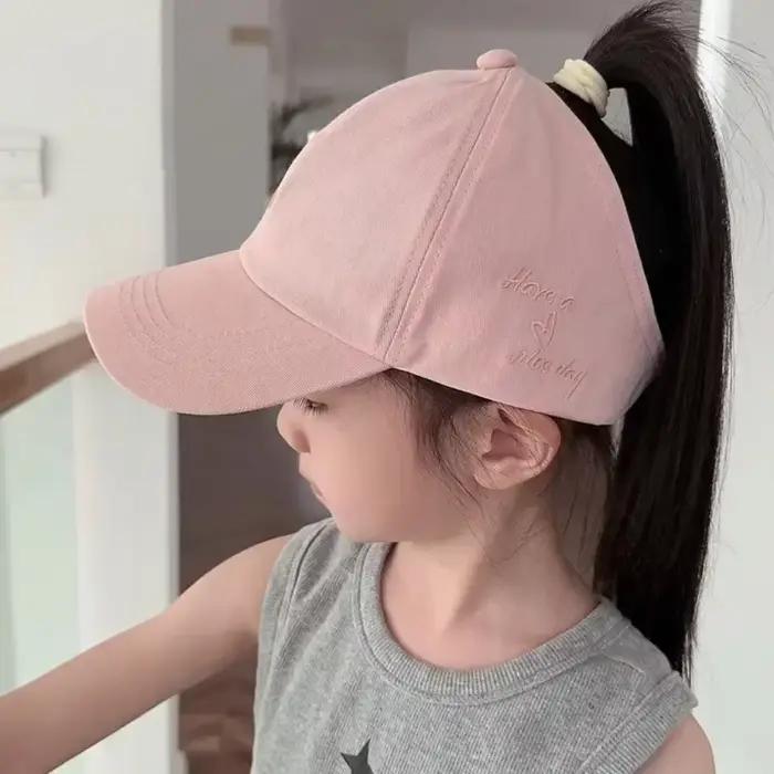 Casquette de baseball brodée avec un cœur d'amour ​ ​ Conception de queue vide ​ ​ Sangle réglable ​ ​ ​ ​ Chapeau de