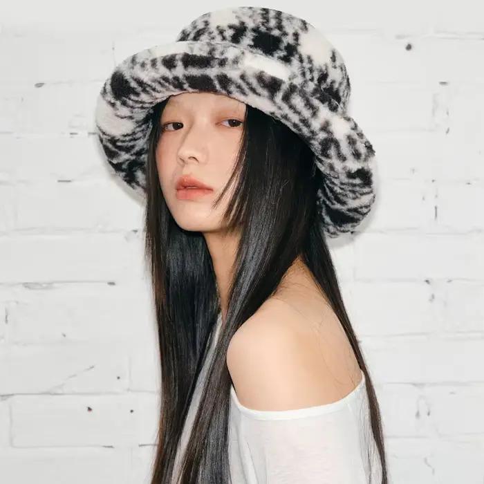 Chapeau chaud et moelleux en fausse fourrure rayée