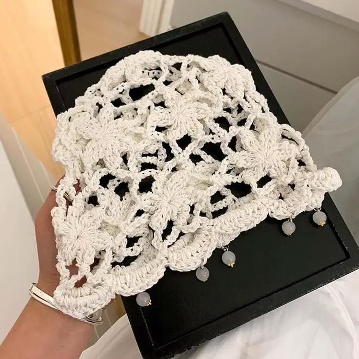 Bonnet tricoté style bohème avec fleur au crochet
