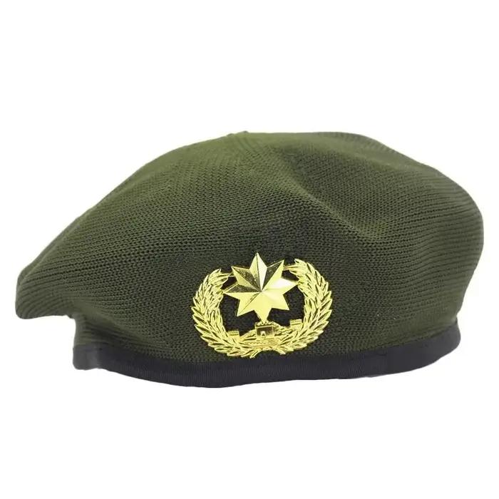 Béret en maille respirant avec écusson métallique étoile