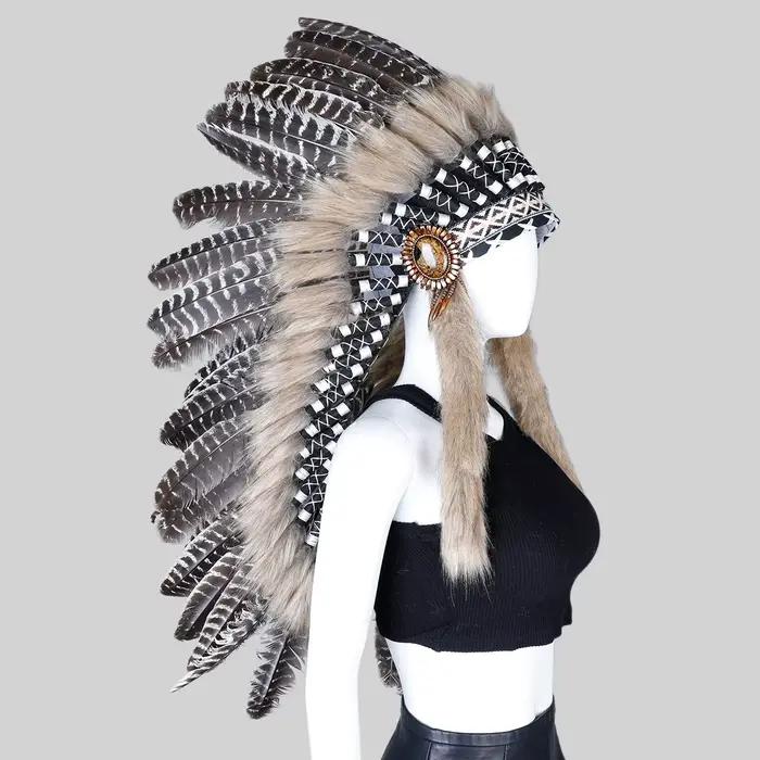 Chapeau à plumes de style bohème