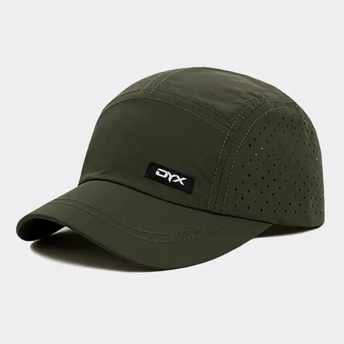Une casquette à bord court pour hommes