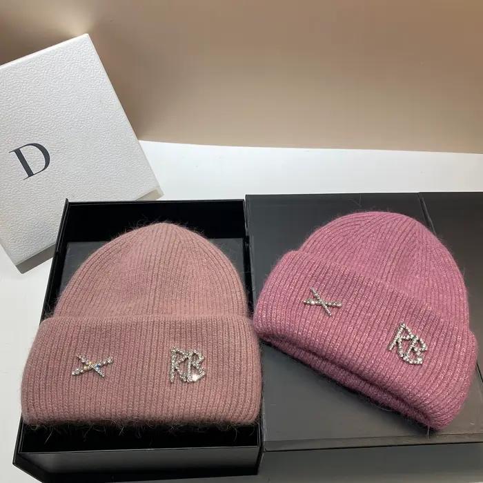Chapeau tricoté en poils de lapin avec lettres RB