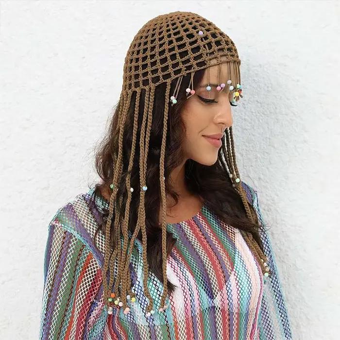 Chapeau en crochet style ethnique multicolore avec pompons bandeau perlé en maille pour femmes occassions extérieures voyage plage tendance bohème