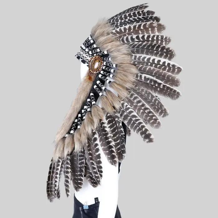 Chapeau à plumes de style bohème