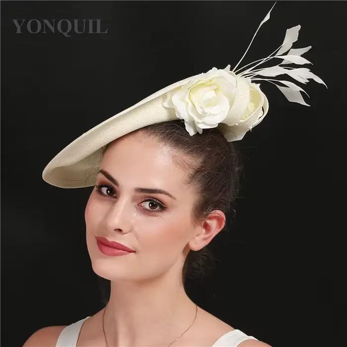 Chapeau de cocktail beige avec fleur