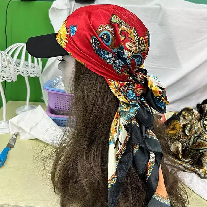 Chapeau foulard en soie satinée pour vacances