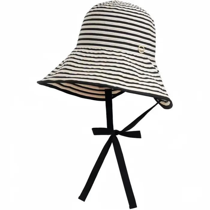 Chapeau de soleil à larges bords rayé noir et blanc pour l'été