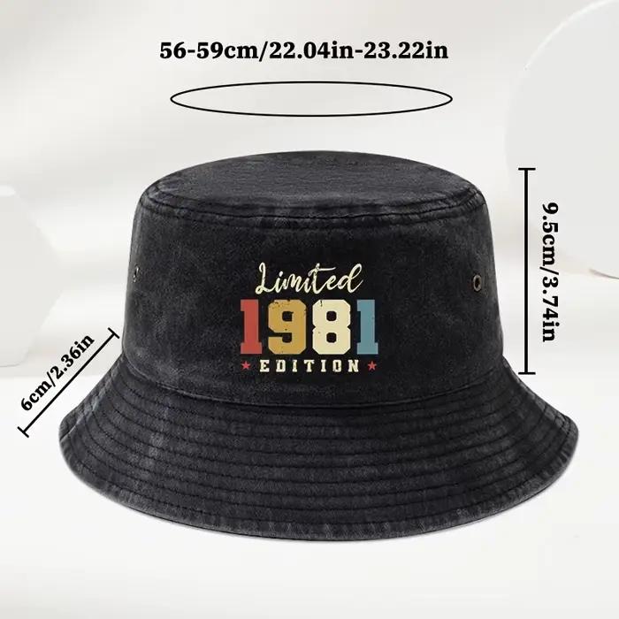 Un élégant chapeau de pêcheur unisexe avec un imprimé 1981