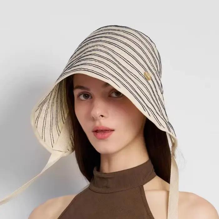 Chapeau de soleil en lin rayé respirant avec lien ajustable sous le menton
