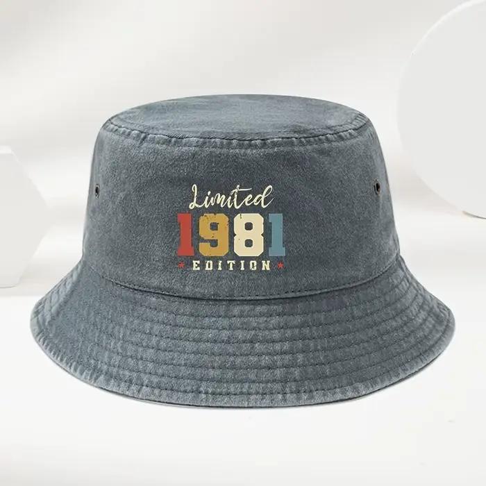 Un élégant chapeau de pêcheur unisexe avec un imprimé 1981