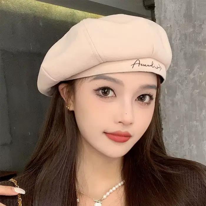 Béret avec lettres brodées pour femmes
